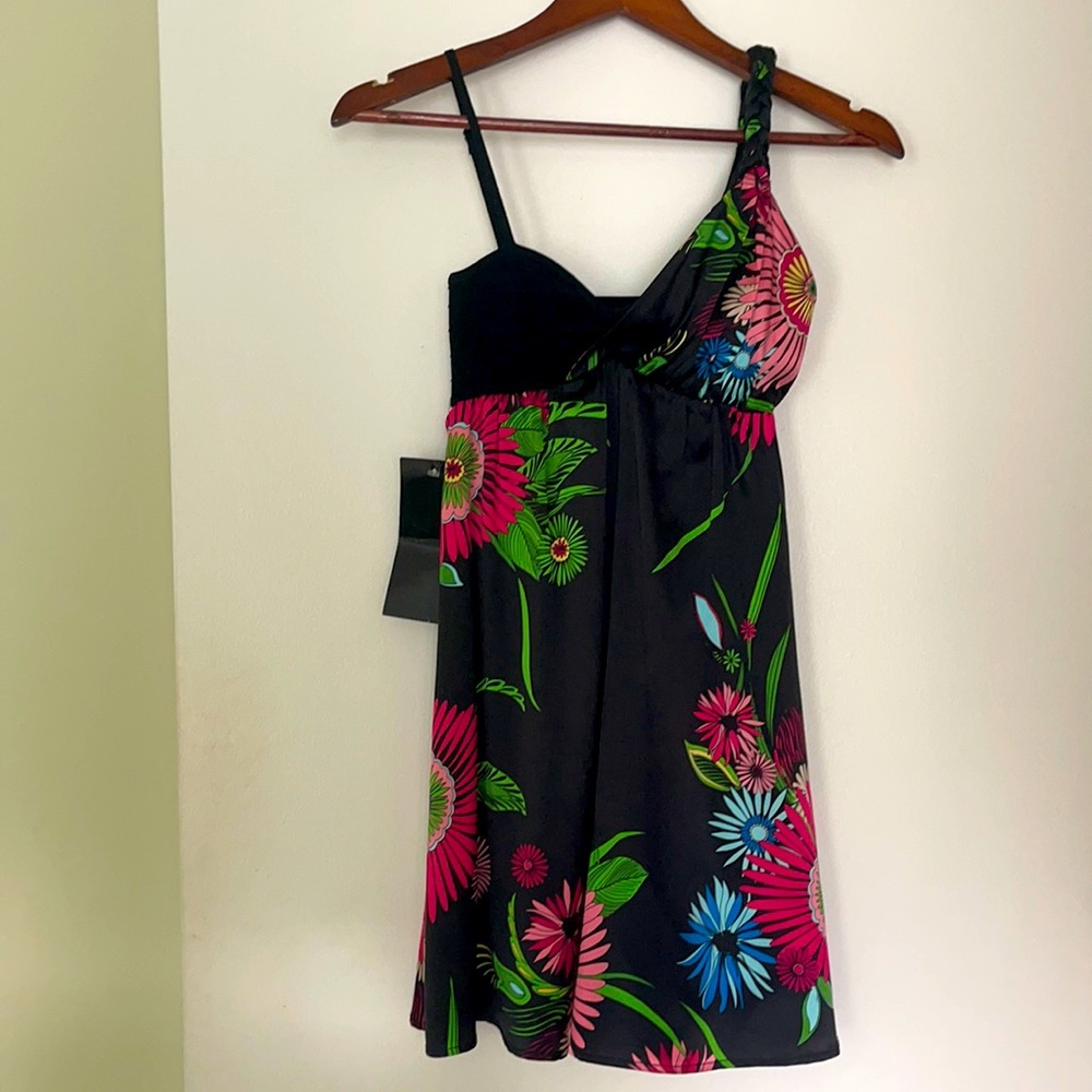 bebe XS Vibrant Floral Asymmetrical Detail Tunic